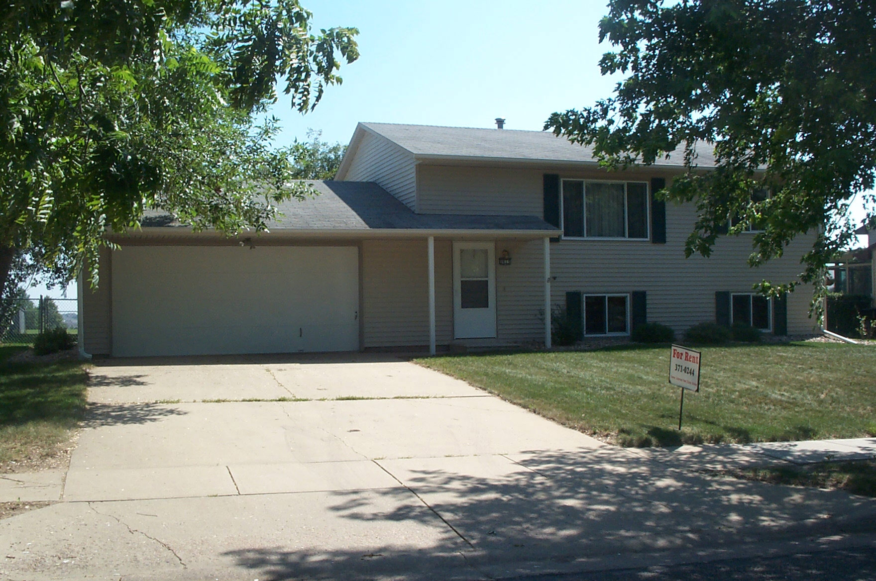 Great SE Location for this 3 bedroom 2 bath home!  This home is in SE Sioux Falls next to Harvey Dunn!